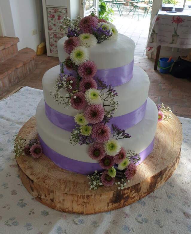 Torte mit Blumen zur Hochzeit